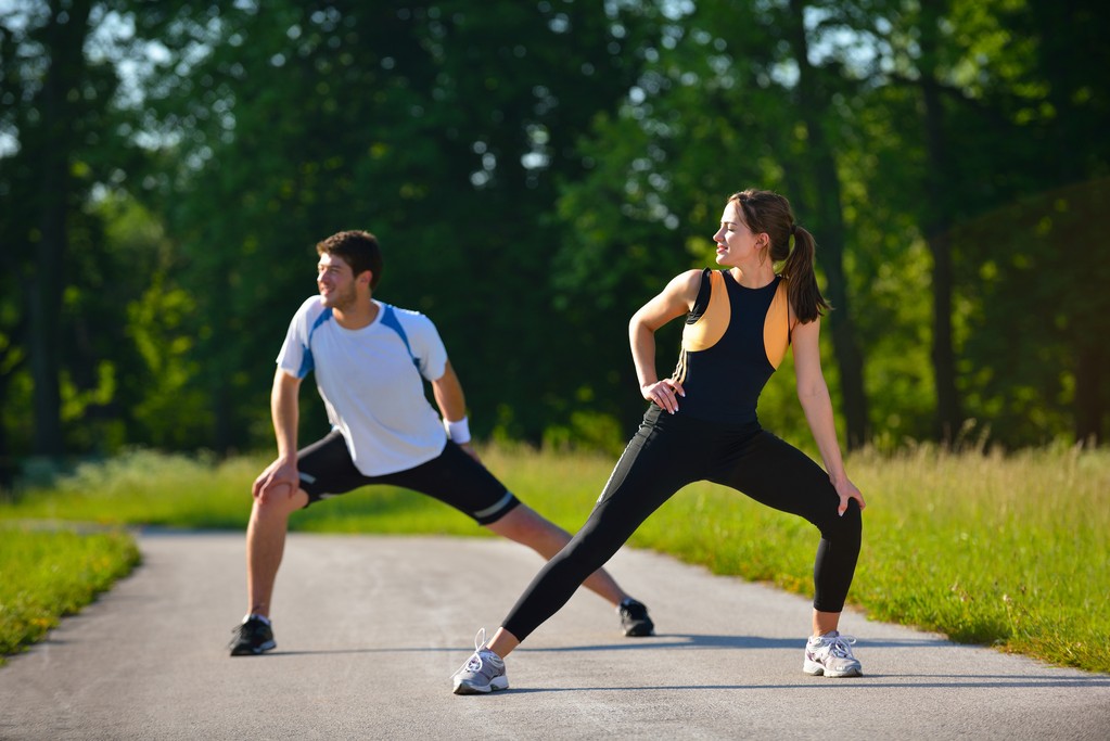 Casal fazendo exercício de alongamento após correr - Foto, Imagem