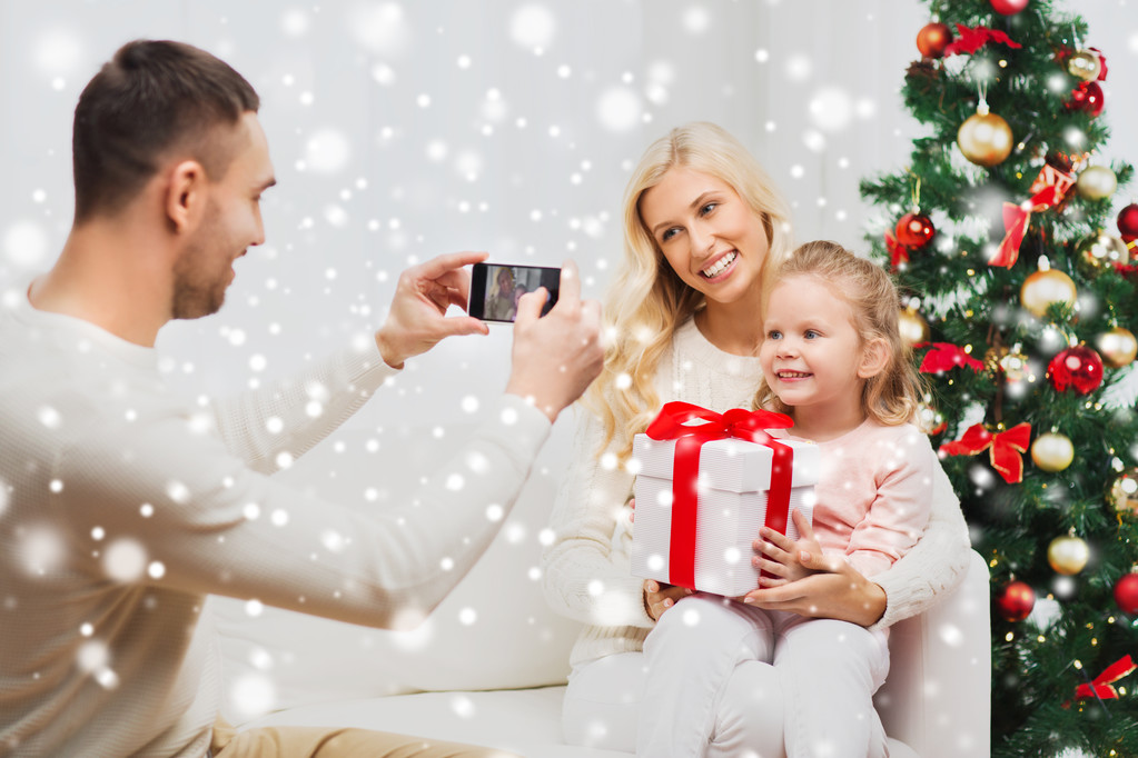 obraz rodziny biorąc ze smartfonu na Boże Narodzenie - Zdjęcie, obraz