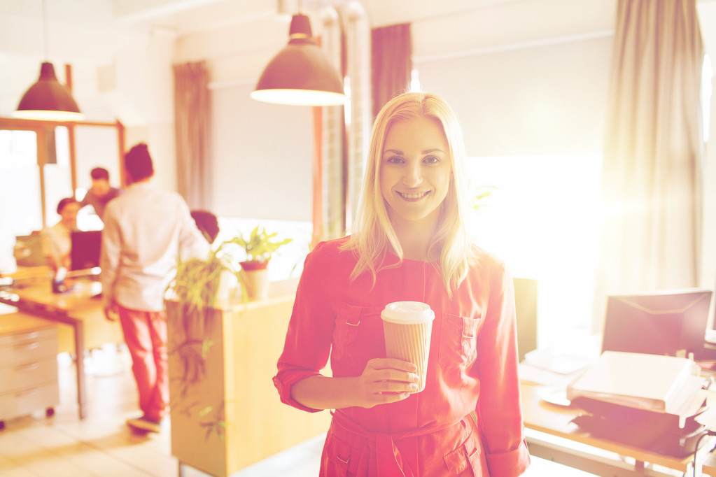 mutlu yaratıcı kadınla ofisindeki kahve fincanı - Fotoğraf, Görsel