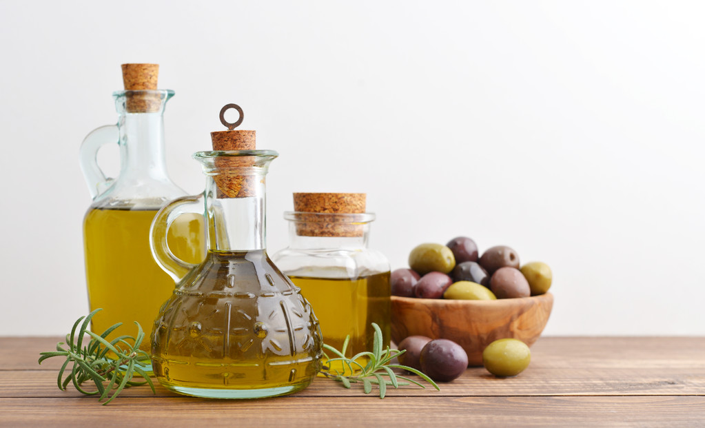 Aceite de oliva y bayas
 - Foto, Imagen