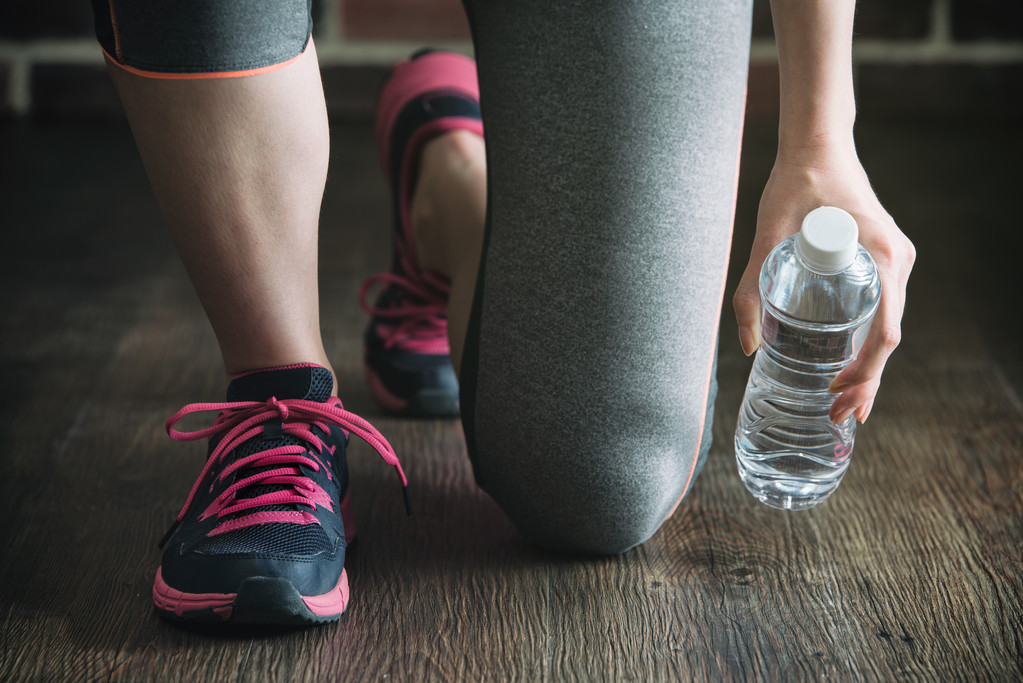 recoger el agua de la botella después del entrenamiento de ejercicio físico, estilo de vida del gimnasio
 - Foto, Imagen