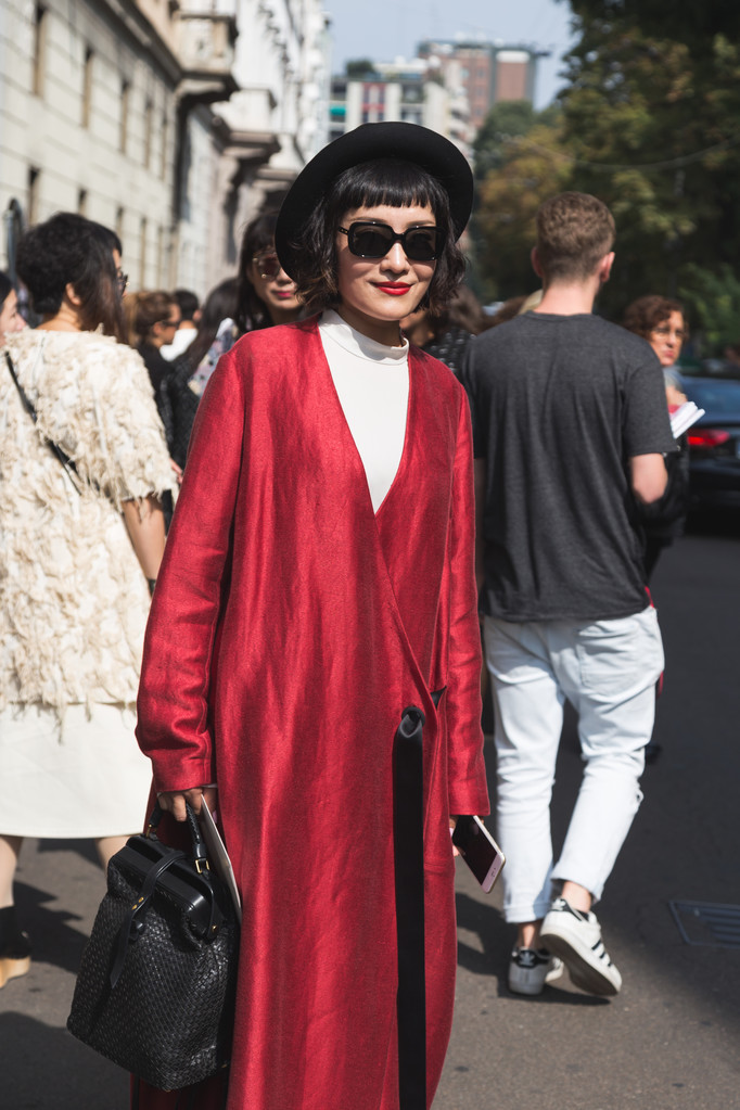 Mujer de moda posando durante la Semana de la Moda de Milán
 - Foto, imagen