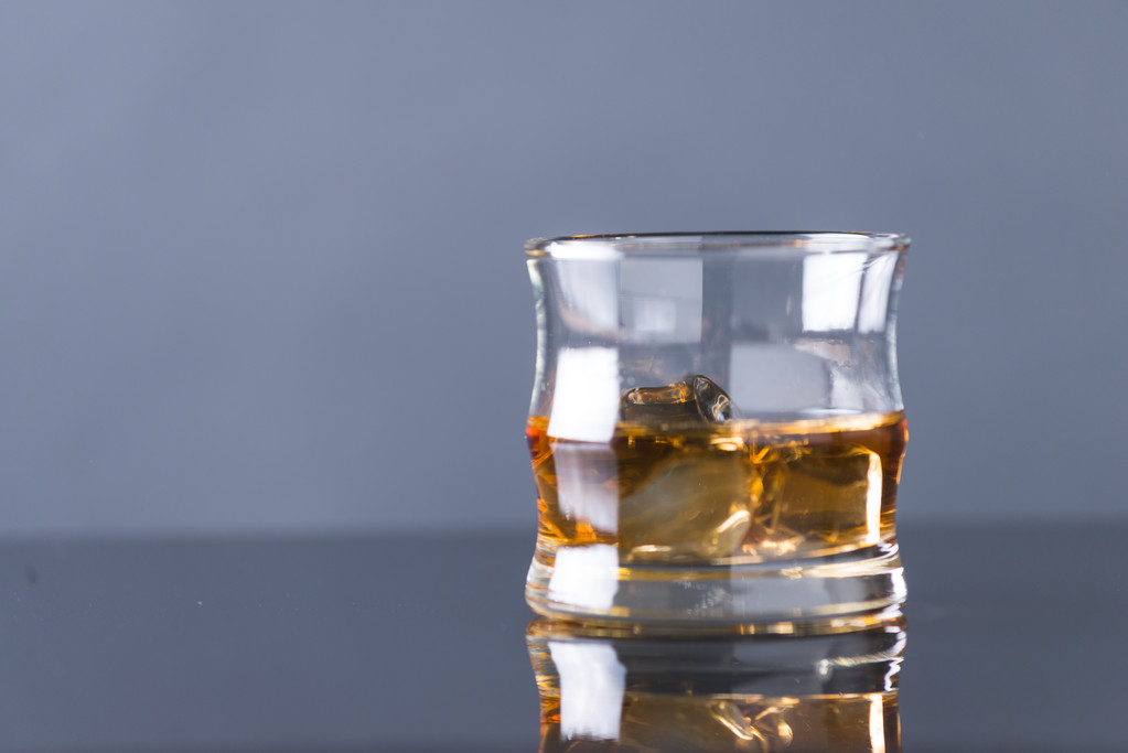 whisky en las rocas en la mesa de cristal
 - Foto, imagen