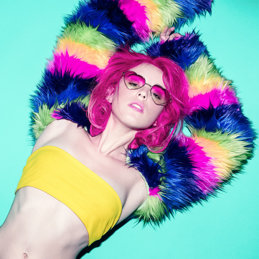 Fantasievolles Modell. Glamour-Girl mit rosa Haaren und modischem Pelzmantel. - Foto, Bild