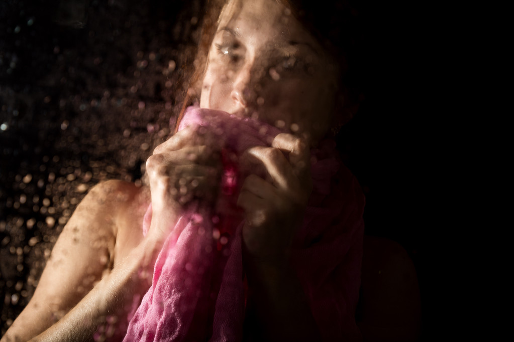νεαρή λυπημένη γυναίκα πορτρέτο πίσω από το παράθυρο στη βροχή με σταγόνες βροχής σε αυτό - Φωτογραφία, εικόνα