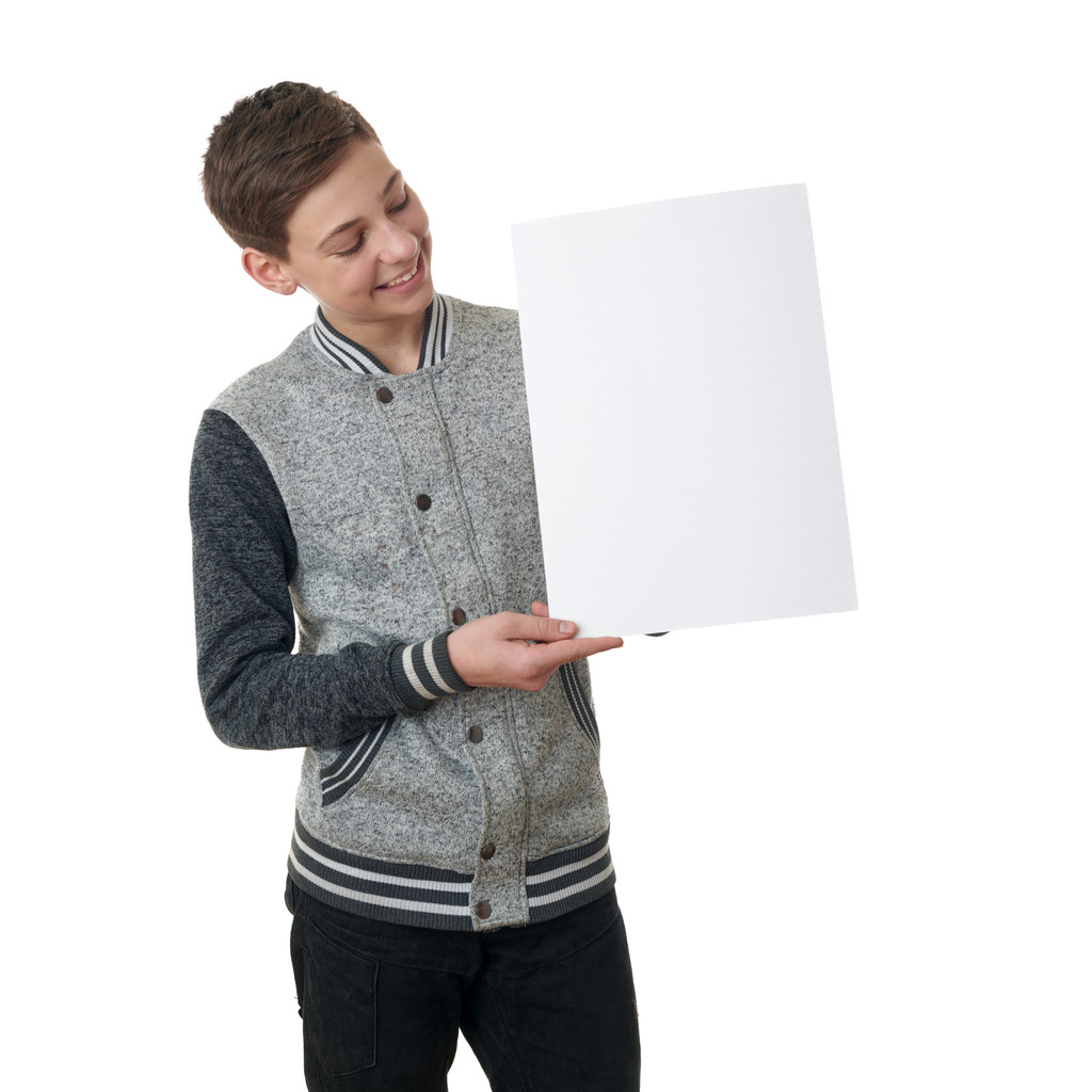 Schattige tiener jongen in grijze trui over witte geïsoleerde achtergrond - Foto, afbeelding
