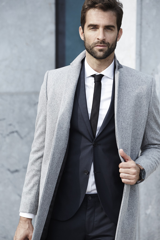 Hombre de negocios guapo con abrigo
 - Foto, imagen