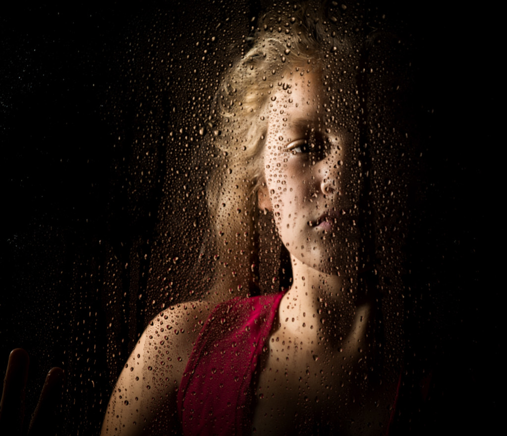 magányos fiatal szomorú lány mögött a ablak-val csepp - Fotó, kép