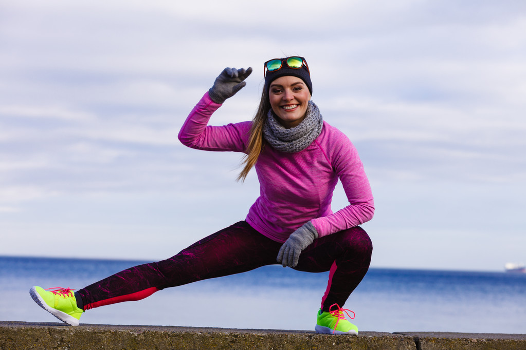 Mujer fitness sport girl entrenamiento al aire libre en clima frío
 - Foto, imagen
