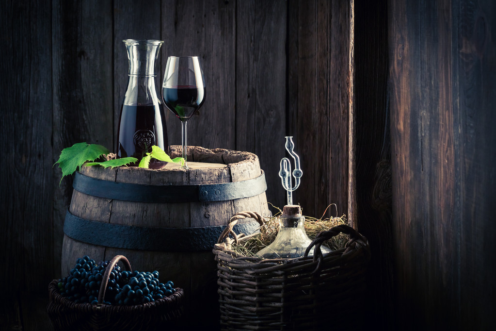 Σπιτικό κόκκινο κρασί με φρέσκο σταφύλι - Φωτογραφία, εικόνα