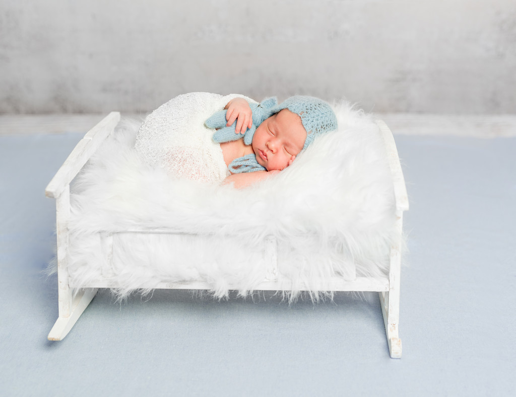 niño recién nacido soñador sosteniendo juguete
 - Foto, Imagen