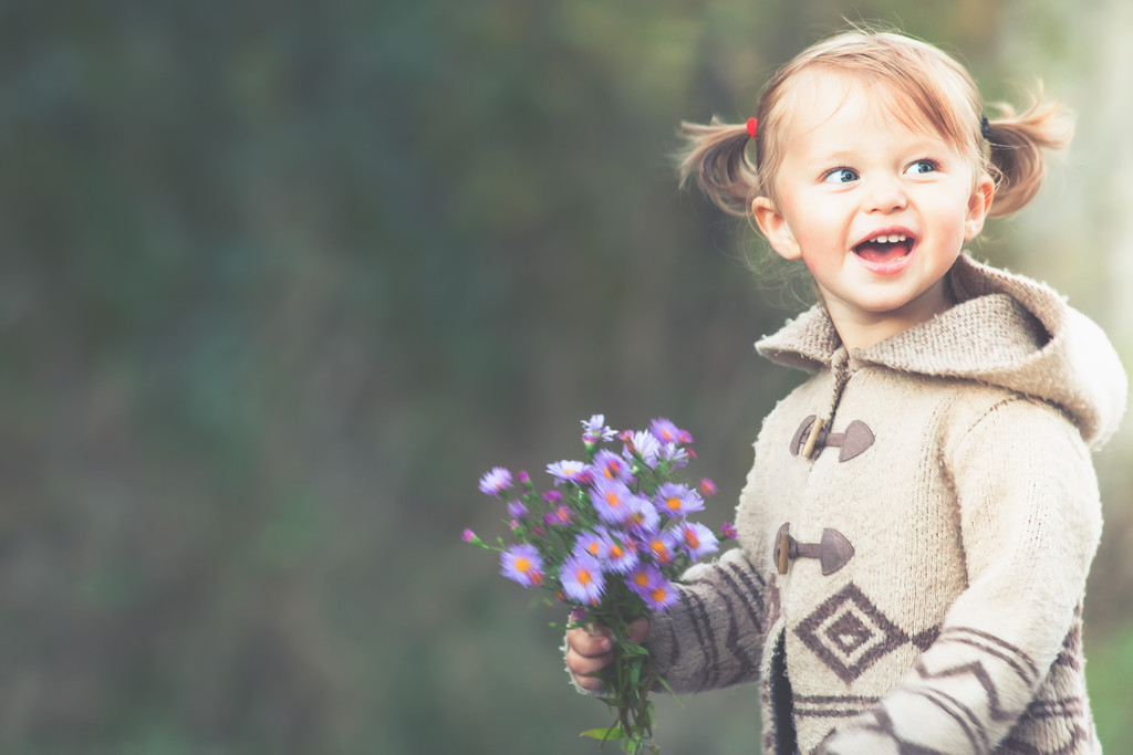Criança engraçada ao ar livre no campo de flores segurando flores. Temporada de outono
 - Foto, Imagem