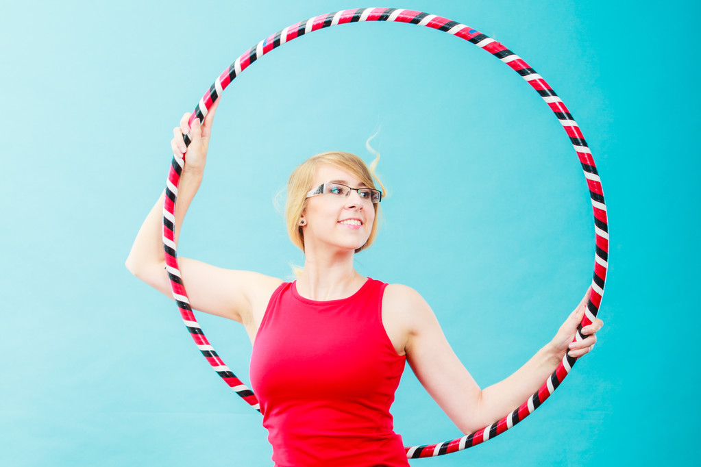 Adatto donna con hula hoop facendo esercizio
 - Foto, immagini