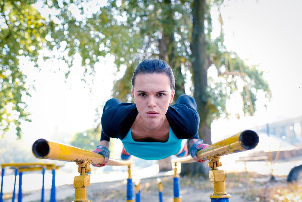 スポーツの女性の平行棒でトレーニング - 写真・画像