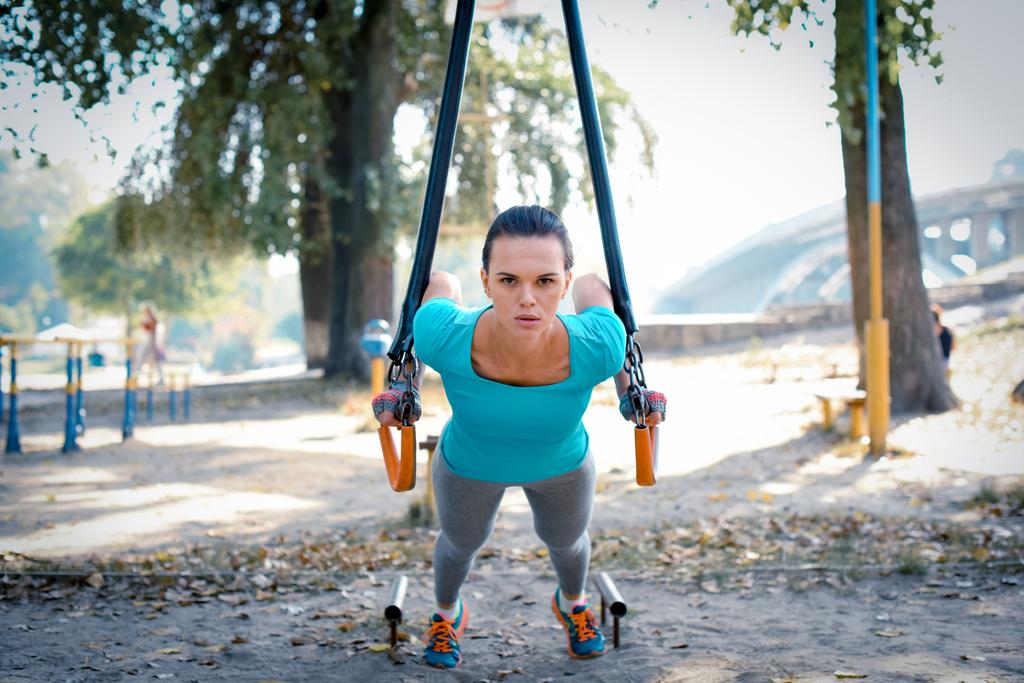 Mujer haciendo ejercicio con equipo deportivo
  - Foto, imagen