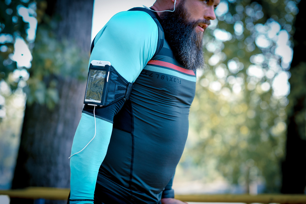 Mann trägt Armbinde für Smartphone  - Foto, Bild