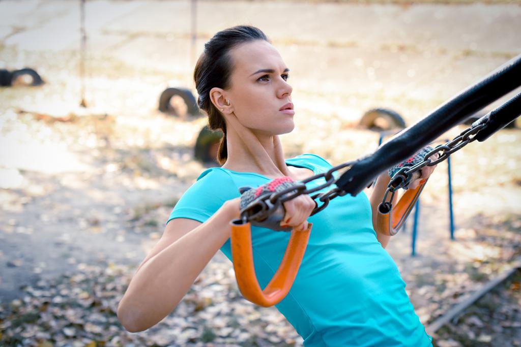 Mujer fuerte haciendo ejercicio
  - Foto, Imagen