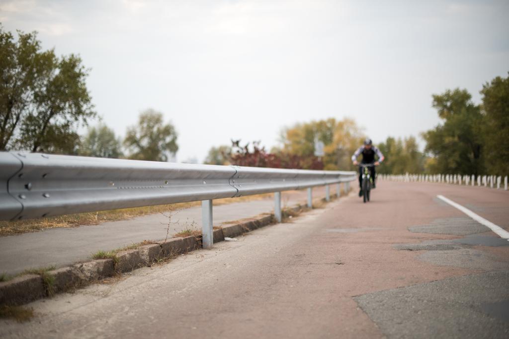 Люди ездят на велосипеде по Роа
 - Фото, изображение