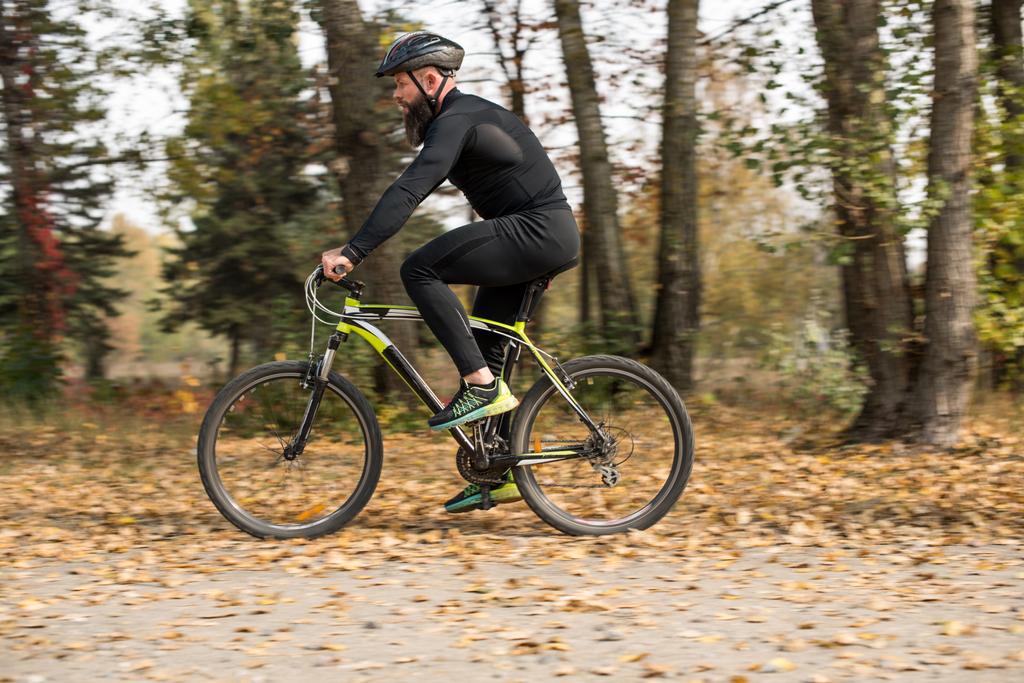 Barbudo hombre ciclismo en el parque
 - Foto, Imagen