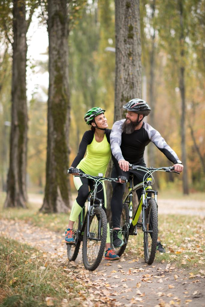 Cyclists in autumn park - Photo, Image