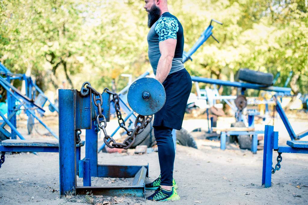 Hombre muscular haciendo ejercicios con barra de pesas
 - Foto, imagen