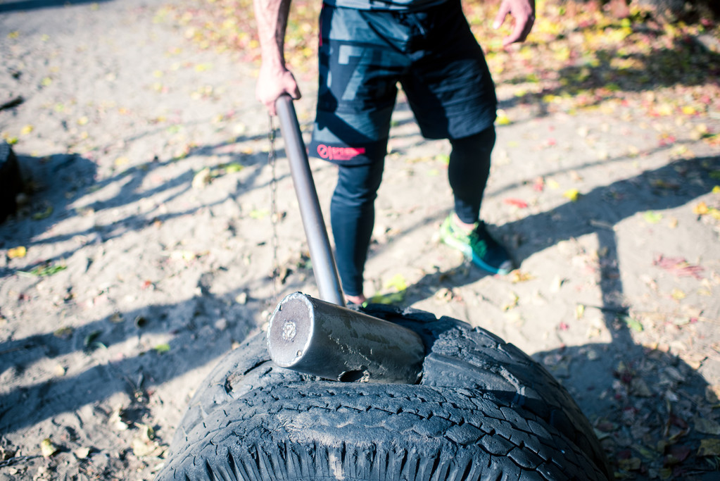 Hombre haciendo ejercicio con martillo y neumático
  - Foto, Imagen