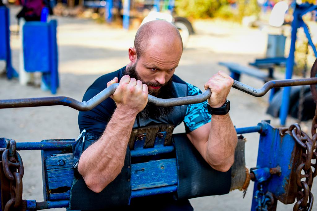 М'язистий чоловік робить вправи для важкої атлетики
 - Фото, зображення