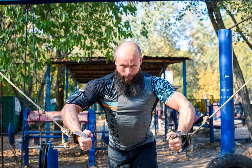Uomo muscolare durante l'allenamento
 - Foto, immagini