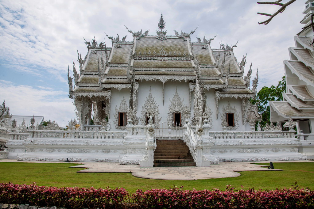 El templo blanco de Taibei Chiang Rai también se conoce como: Templo largo de Kun, templo de Emmanuel o templo blanco del dragón (Wat Rong Khun
) - Foto, imagen