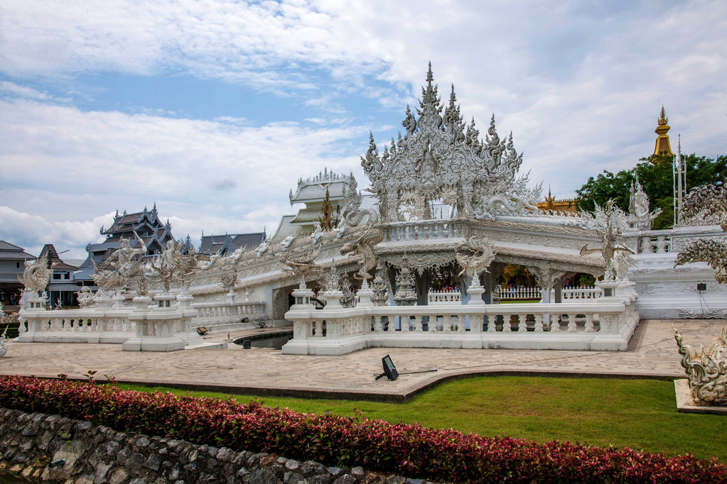 El templo blanco de Taibei Chiang Rai también se conoce como: Templo largo de Kun, templo de Emmanuel o templo blanco del dragón (Wat Rong Khun
) - Foto, Imagen