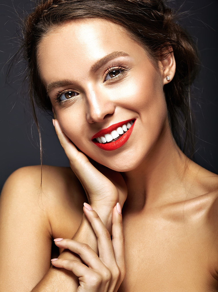πορτρέτο της όμορφης γυναίκας Μοντέλο με φρέσκο καθημερινό μακιγιάζ και κόκκινα χείλη και υγιές δέρμα - Φωτογραφία, εικόνα