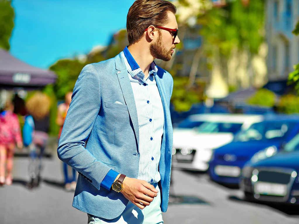 Joven elegante confiado feliz guapo hombre de negocios modelo en traje ropa caminando en la calle en gafas de sol
 - Foto, Imagen