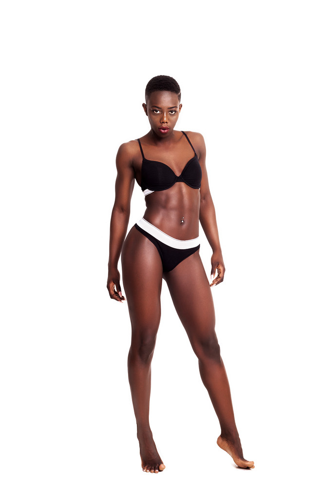 Gyönyörű és szexi afrikai modell sportos fehérnemű viselése - Fotó, kép