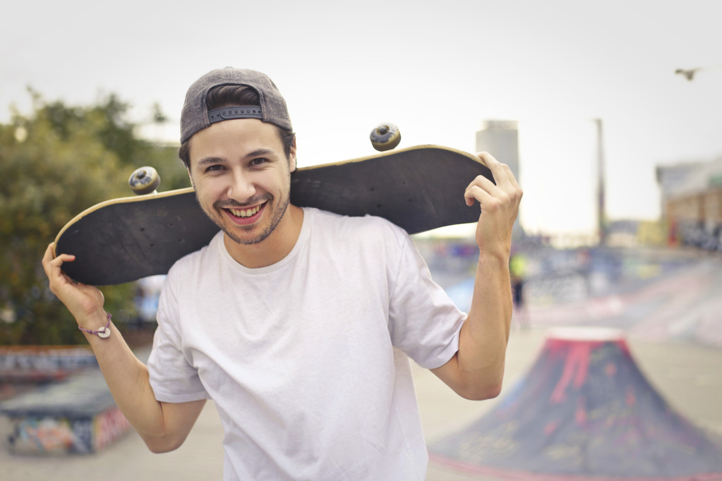 ο τύπος με ένα skateboard - Φωτογραφία, εικόνα