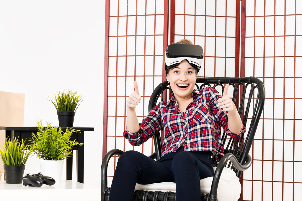 Девушка получает опыт использования виртуальных очков виртуальной реальности
 - Фото, изображение