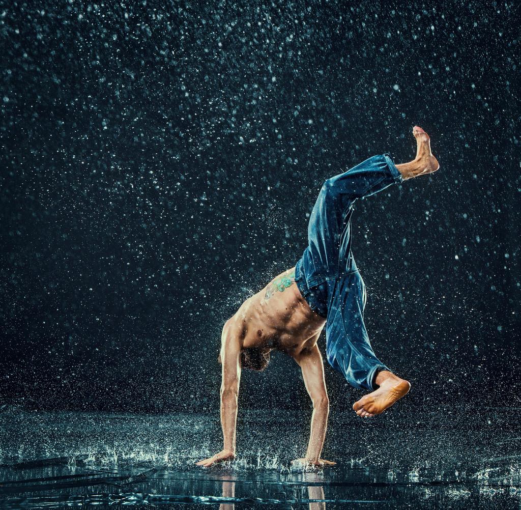 Le danseur de rupture masculin dans l'eau
. - Photo, image