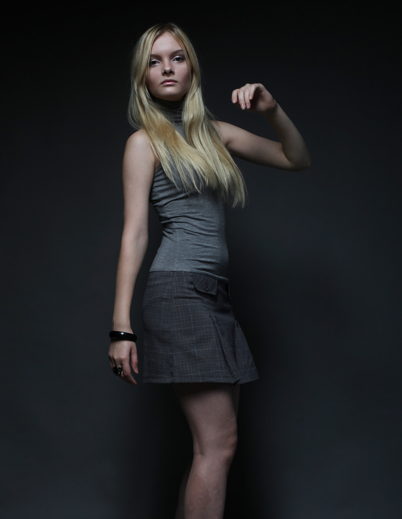Portré gyönyörű fiatal szőke lány fekete ruhában. - Fotó, kép