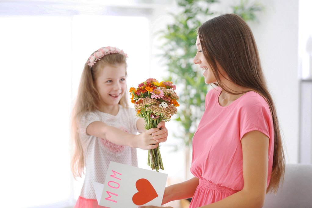 lánya, virágokkal, anya, anyák napi koncepció üdvözlés - Fotó, kép