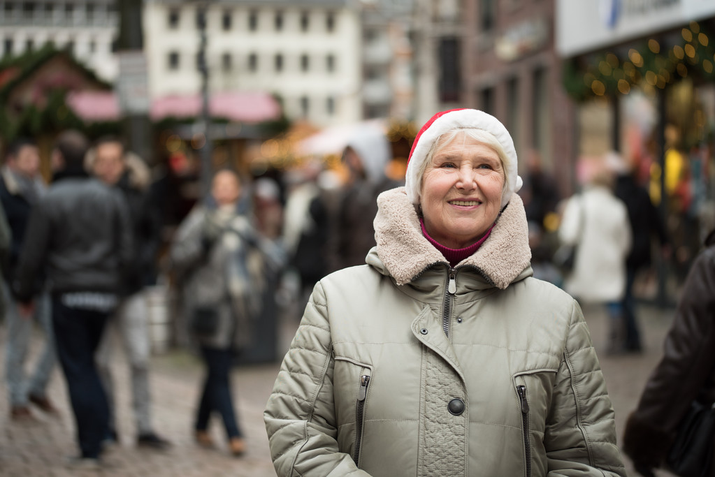 Mujer mayor en el mercado de Navidad
 - Foto, Imagen