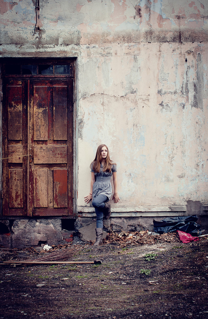 κορίτσι σε ερείπια - Φωτογραφία, εικόνα