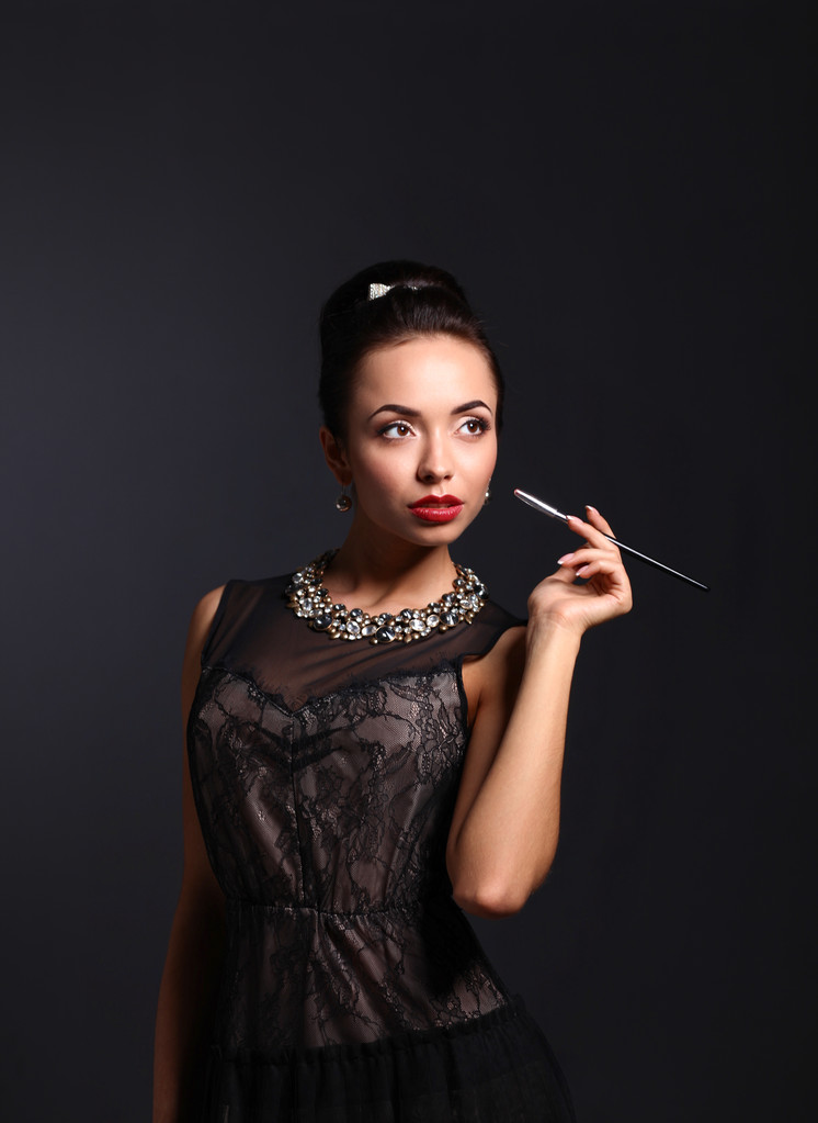 Portret van jonge mooie vrouw met sieraden - Foto, afbeelding