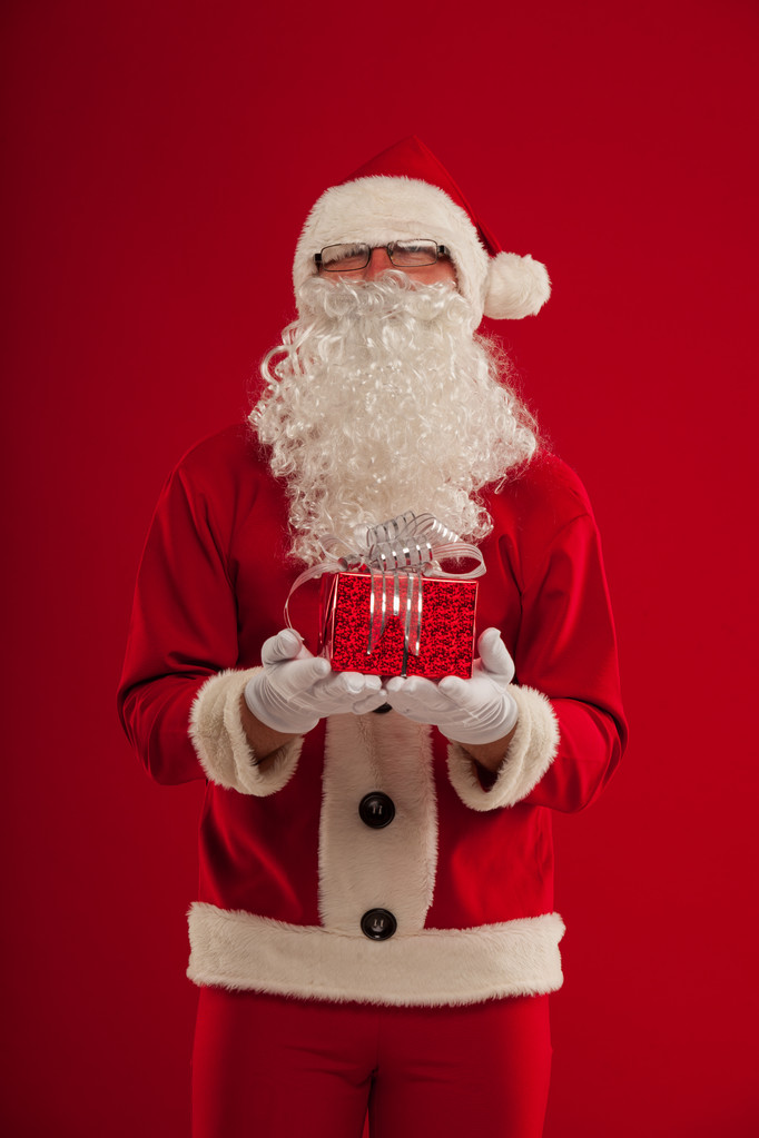 Фото роду Санта Клауса даючи xmas подарунок та переглядають веб-камера - Фото, зображення