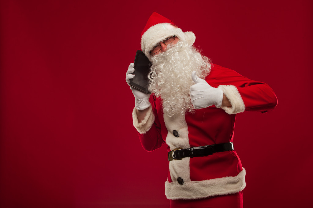 Happy santa claus praten op mobiele telefoon en Toon oke gebaar. - Foto, afbeelding
