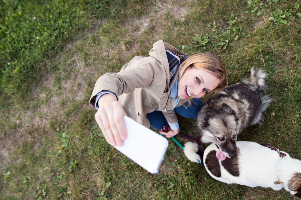 Kobieta z psem biorąc selfie  - Zdjęcie, obraz