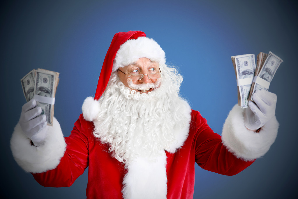 Santa Claus drží peníze na modrém podkladu - Fotografie, Obrázek