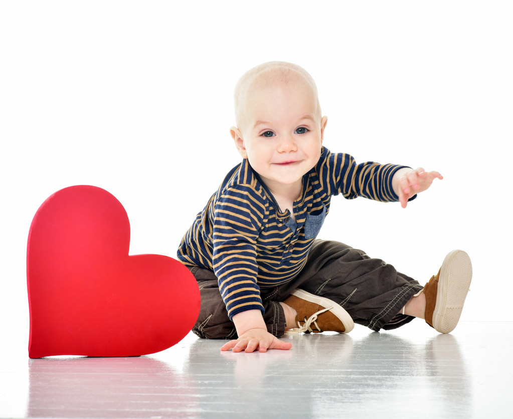glückliches Baby mit rotem Herzen - Foto, Bild