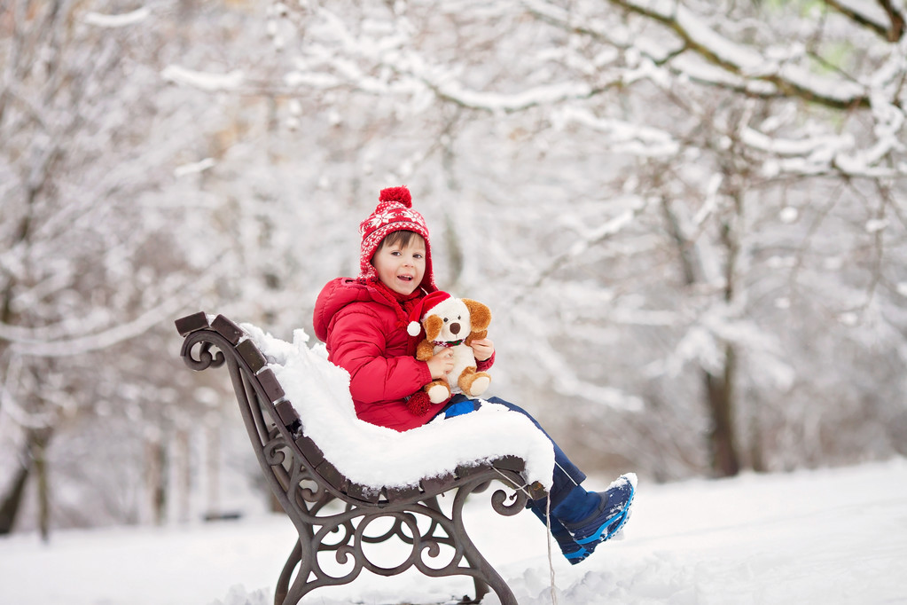 Urocze małe dziecko, chłopiec, grając w snowy parku, trzymając ted - Zdjęcie, obraz