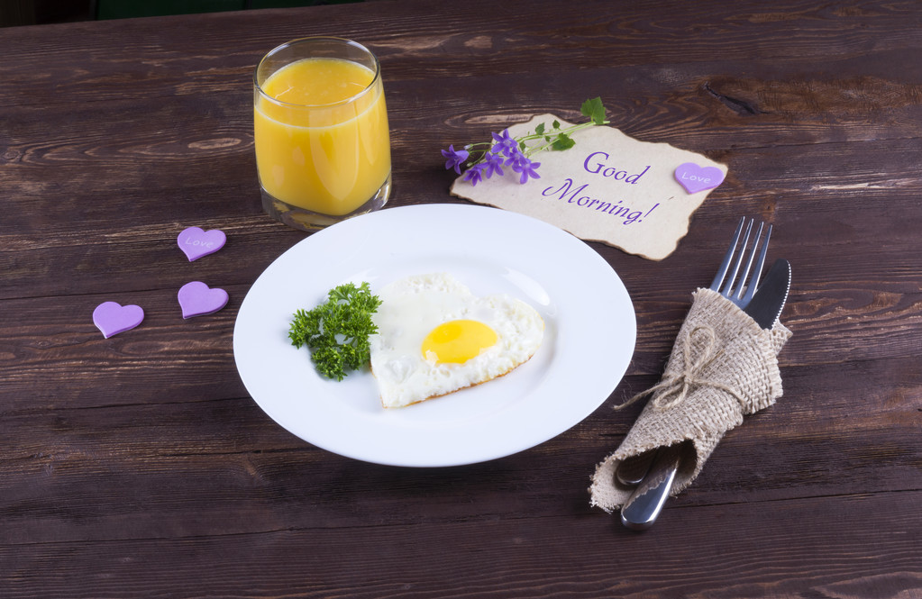 Τηγανητό αυγό για το πρόγευμα. Πρωινό με μια ευχή για την αγαπημένη.  - Φωτογραφία, εικόνα