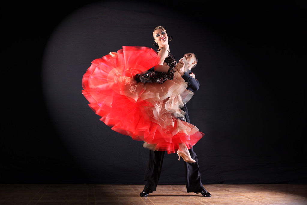 tanečníci v tanečním sále izolovaných na černém pozadí - Fotografie, Obrázek