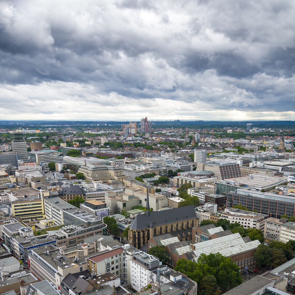 Luchtfoto van Keulen vanuit het oogpunt van de Dom van Keulen. - Foto, afbeelding